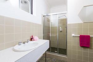 KurrajongArchibald Hotel的带水槽和淋浴的浴室