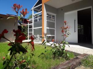 una casa con un jardín con flores delante en brisas de villa gesell en Villa Gesell
