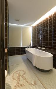 Kamar mandi di Golden Tulip RS Boutique Hotel-Tainan
