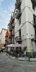 un grande edificio con piante di fronte di La Serenissima Hotel a Palermo