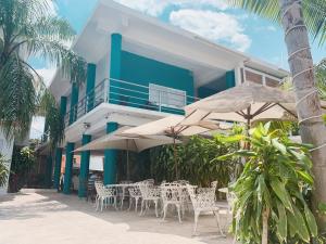 a table and chairs with umbrellas in front of a building at Hotel Terrazas Inn in Oaxtepec