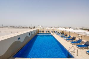 Swimming pool sa o malapit sa Premier Inn Dubai Investments Park