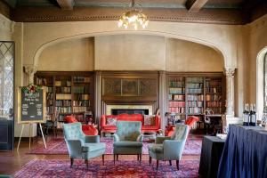 biblioteca con sillas, mesa y estanterías en Berkeley City Club Hotel en Berkeley