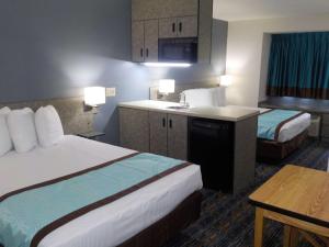 เตียงในห้องที่ SureStay Hotel by Best Western Marienville