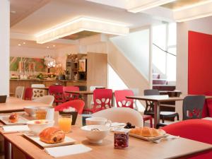 Um restaurante ou outro lugar para comer em ibis Paris Italie Tolbiac