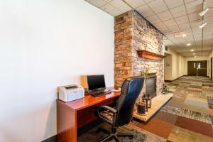 TV a/nebo společenská místnost v ubytování Americas Best Value Inn Fredonia NY + 9 fotografií