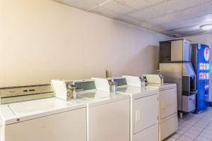Kuchyň nebo kuchyňský kout v ubytování Americas Best Value Inn Fredonia NY