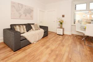 Gallery image of Hampton House by YourStays - 4 Bedroom House in Centre of Crewe in Crewe