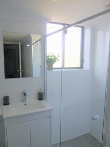A bathroom at Sun & Surf Aldinga Beach Apartment