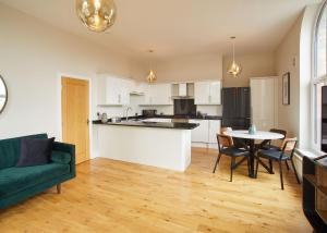 Kuchyň nebo kuchyňský kout v ubytování Host & Stay - Artsbank Apartment + 13 fotografií