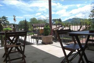 d'une terrasse avec 2 tables et des chaises sur un balcon. dans l'établissement Carmelita, à Sant Privat de Bas