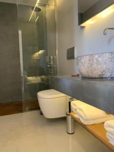 Ein Badezimmer in der Unterkunft Phaedra Hotel