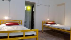 Cama o camas de una habitación en Beds & Boys Hostel