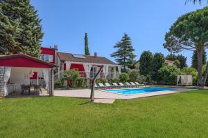 a house with a swimming pool in a yard at Astinian Villa Puntizela in Pula