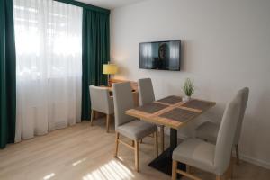 a dining room with a table and chairs at Apartment Düsseldorf Nord in Düsseldorf