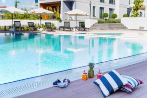 Bazén v ubytování Green Hills Suites nebo v jeho okolí