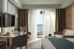 ein Hotelzimmer mit Bett und Wohnzimmer in der Unterkunft Effect Algara Beach Resort - Ultra All Inclusive and Free Parking in Kranewo