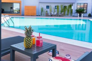 Bazén v ubytování Green Hills Suites nebo v jeho okolí