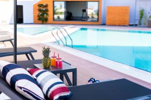 Bazén v ubytování Green Hills Suites nebo v jeho okolí