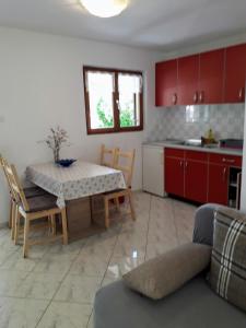 Kuchyňa alebo kuchynka v ubytovaní Apartmani Mia