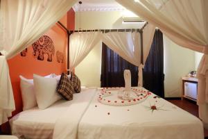 Postel nebo postele na pokoji v ubytování Central Indochine D'angkor Hotel