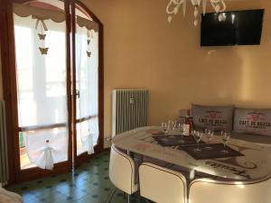 a dining room with a table with wine glasses on it at Venere in Peschiera del Garda