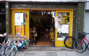 福岡的住宿－FukuokaKoryou GuestHouse，停在商店外的一群自行车