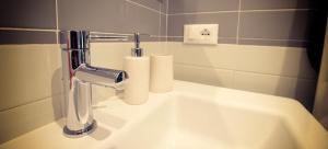 lavabo con grifo y 2 rollos de papel higiénico en John B .&B., en Lucca