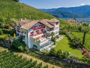 an aerial view of a house in a vineyard at Hotel Mühle Mayer in Termeno