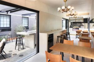 cocina abierta y comedor con mesa y sillas en HOTEL CEN en Tokio