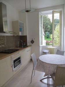cocina con mesa, mesa y ventana en Le Beau Site - Studio, en Aix-les-Bains