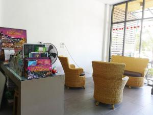 einem Laden mit Stühlen und einer Theke mit einer Anzeige in der Unterkunft In Phuket House in Phuket