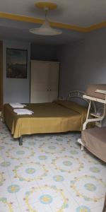 Postel nebo postele na pokoji v ubytování Villaggio "Camping Pompei" Bungalow + 8 fotografií