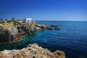 un phare au bord d'un littoral rocheux dans l'établissement PENTHOUSE OASIS BEACH, à Playas de Orihuela