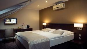 Posteľ alebo postele v izbe v ubytovaní Hotel Ambassador + 37 fotografií