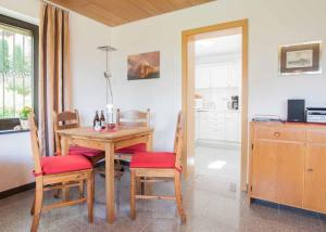 comedor con mesa de madera y sillas en Ferienwohnung Steinacker am Gerkenstein, en Winterberg