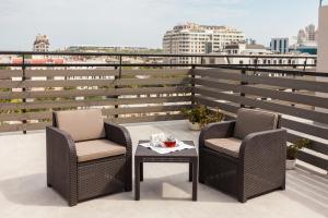 2 sillas y una mesa en el balcón en Continental Hotel, en Odessa