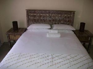 A bed or beds in a room at Koiketla Guesthouse