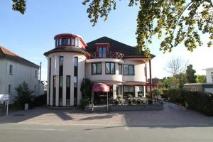 une grande maison avec une tour en haut dans l'établissement Hotel Limburgia, à Kanne