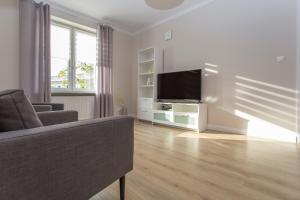 Televízia a/alebo spoločenská miestnosť v ubytovaní CR Apartament przy Rynku Sienkiewicza 6
