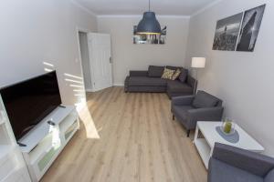 Televízia a/alebo spoločenská miestnosť v ubytovaní CR Apartament przy Rynku Sienkiewicza 6