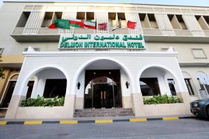 Facaden eller indgangen til Delmon International Hotel