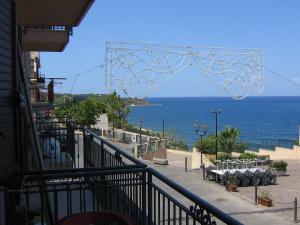 - un balcon offrant une vue sur l'océan dans l'établissement Appartamento Torre, à Finale