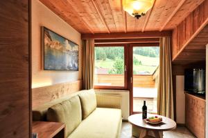 TV a/nebo společenská místnost v ubytování Alpenhof Pitztal