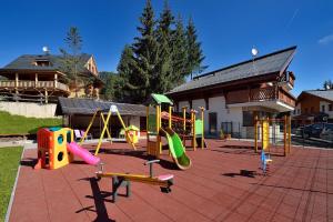 einen Spielplatz im Freien mit Rutschen und Rutschen in der Unterkunft Villa Gardenia in Donovaly