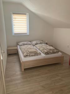 1 dormitorio con 1 cama en una habitación con ventana en Apartmánový dom Magda, en Vrbov