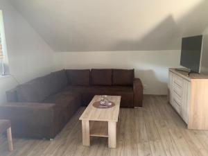 sala de estar con sofá y mesa de centro en Apartmánový dom Magda, en Vrbov