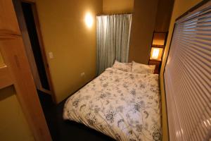 富士的住宿－Running Bare，一间小卧室,配有床和窗户