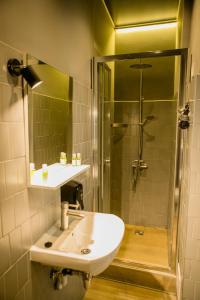 bagno con lavandino e doccia di Poet Apartments a Odessa