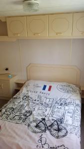 a bedroom with a bed with a drawing on it at DOMKI HOLENDERSKIE U Borysa in Pobierowo